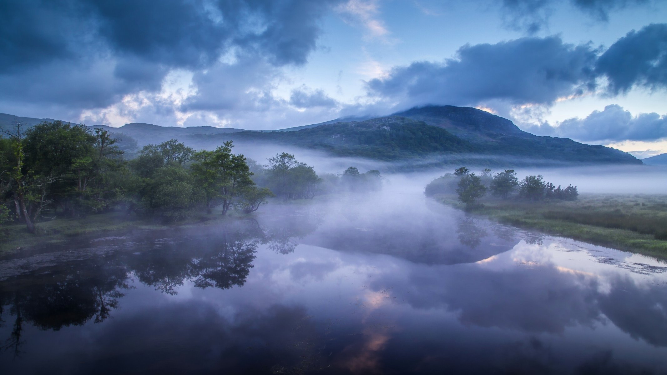 athos glaslyn wales england glasslyn river fluss berge hügel nebel morgen