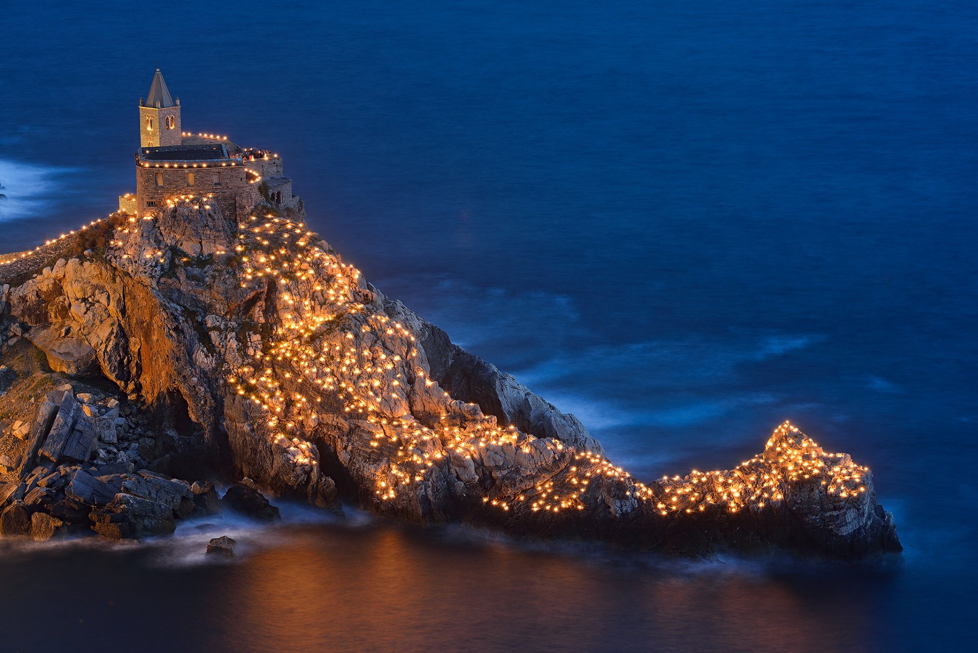 chiesa di san pietro iglesia de san pedro portovenere liguria italia golfo de los poetas roca iglesia luces