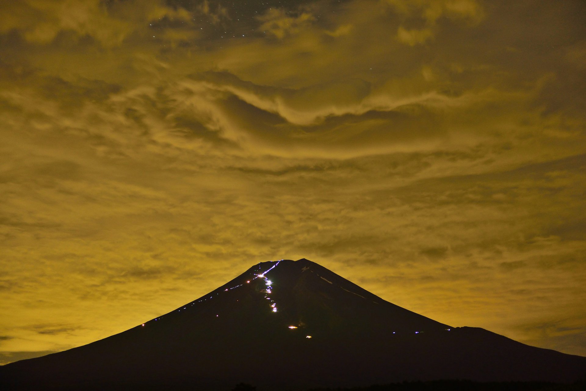 japón monte fuji cielo nubes noche luces