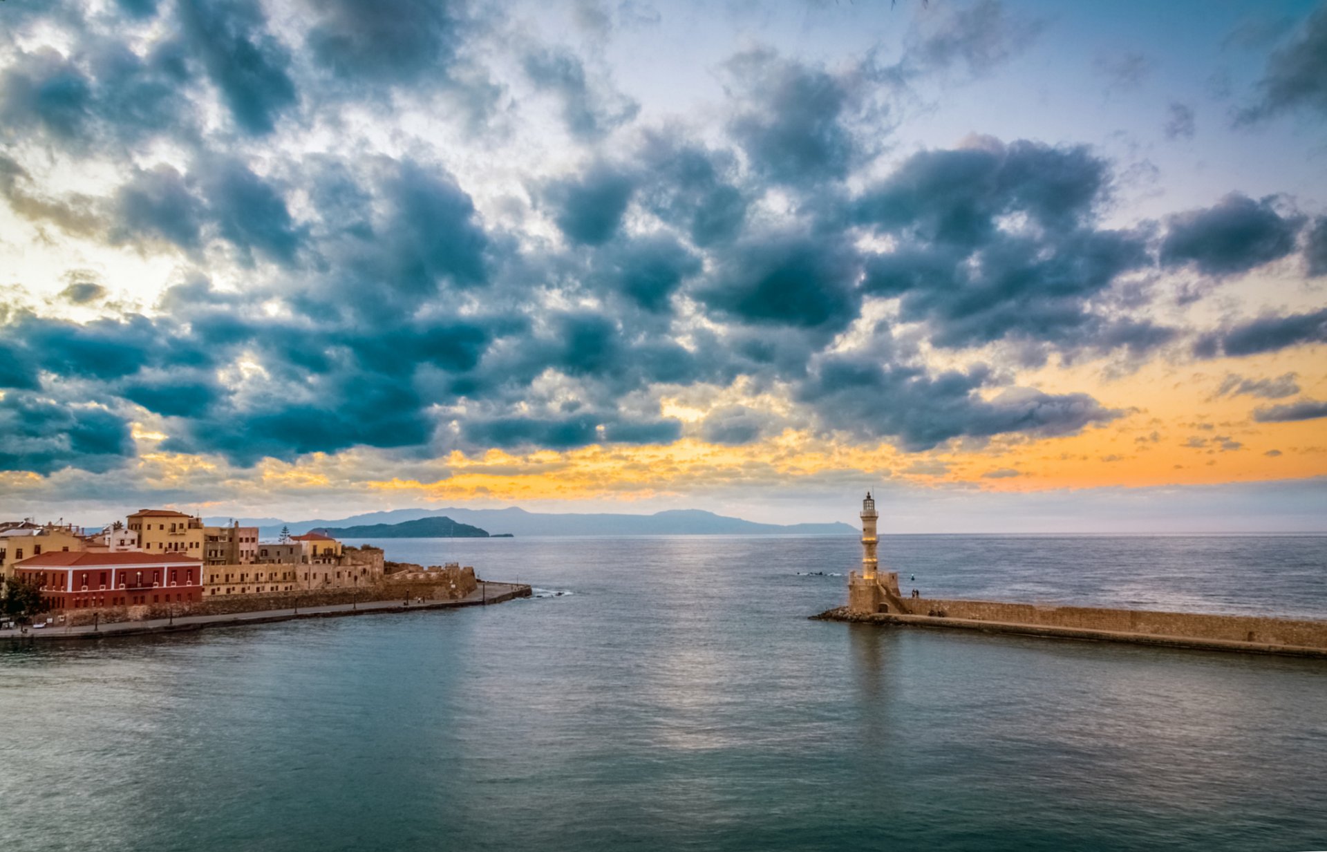 grecia mare faro case panorama nuvole tramonto