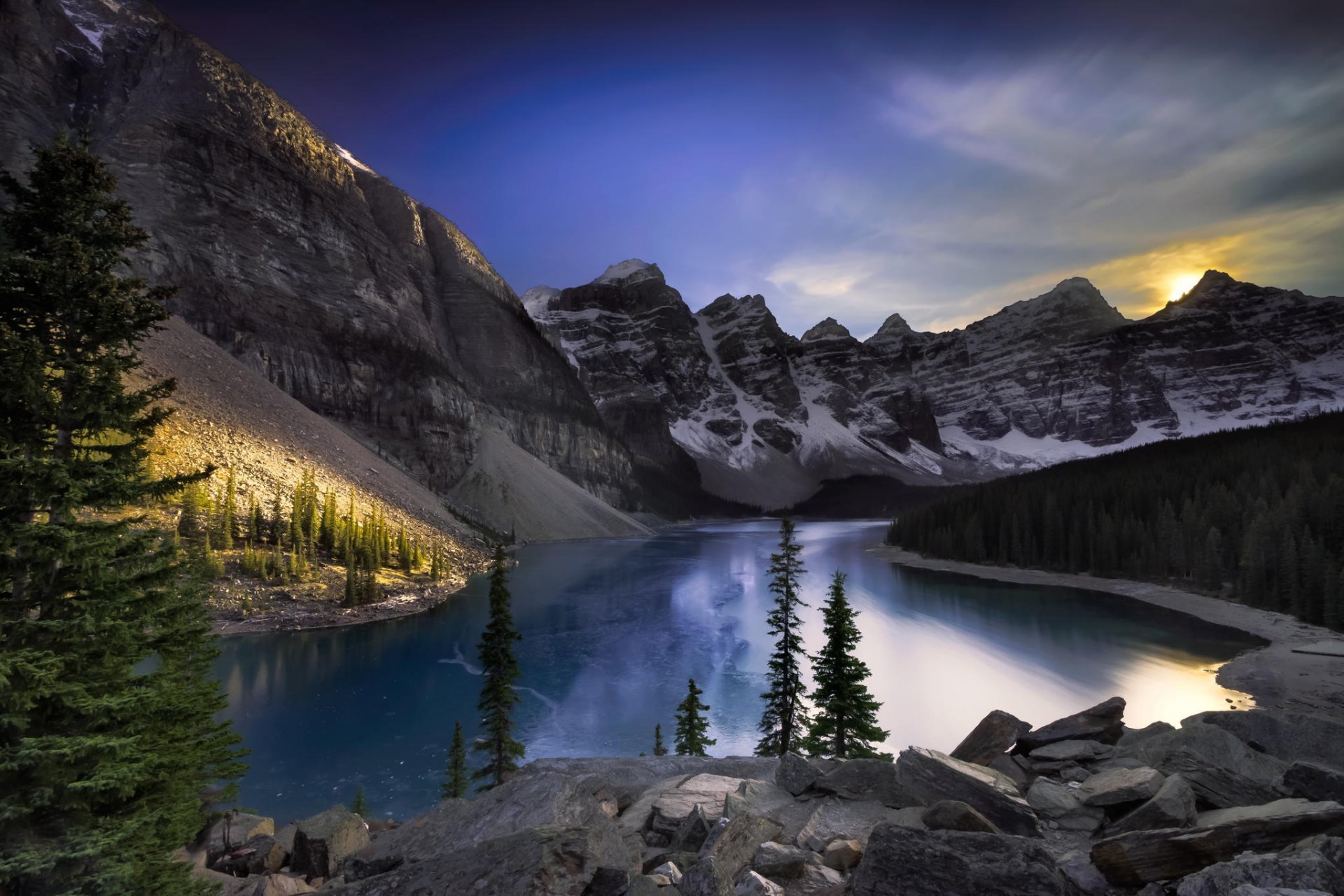 lago alberta canadá montañas bosque paisaje