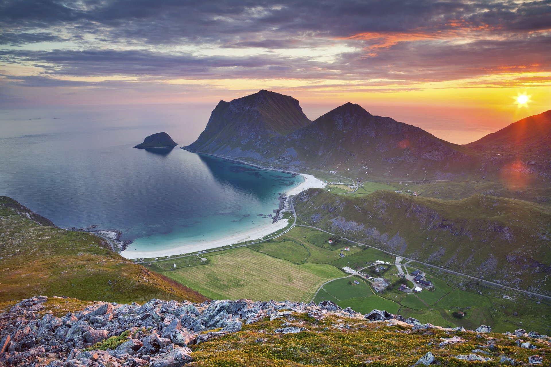 lofoten noruega montañas mar puesta de sol sol bahía bahía