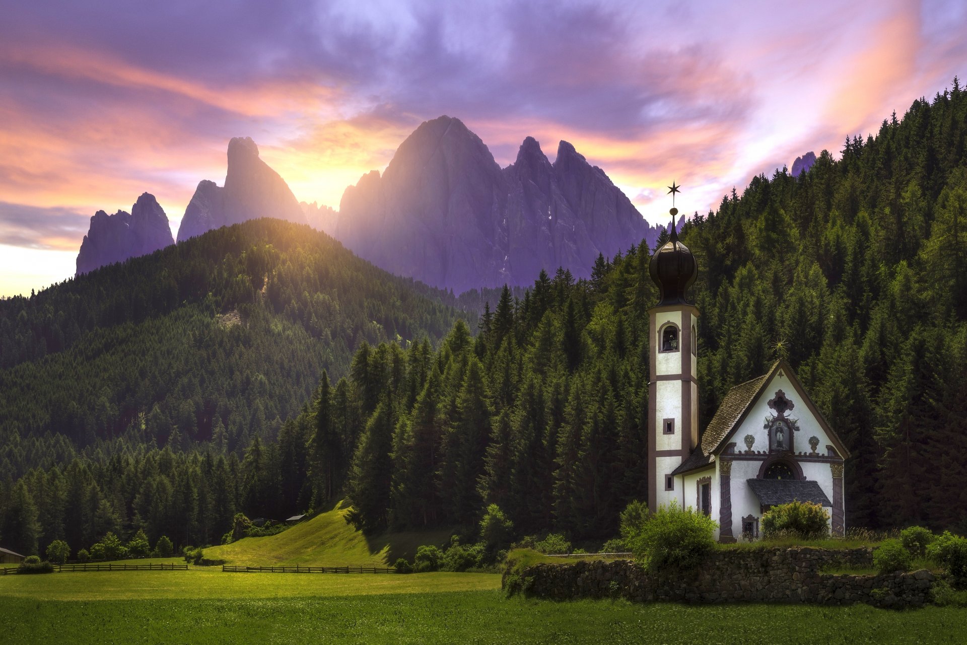 santa maddalena funes tirol del sur italia dolomitas santa maddalena dolomitas iglesia prado montañas bosque puesta de sol