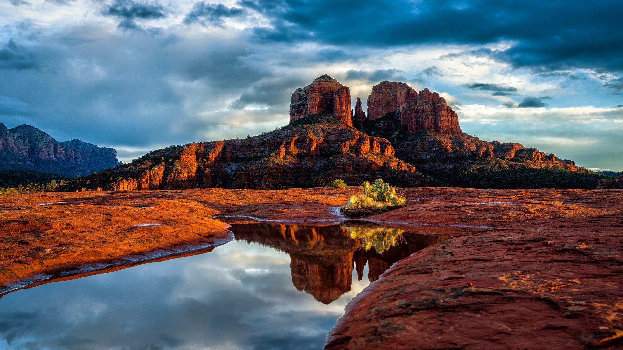 arizona sedona natura niebo chmury góry skały drzewa krzewy pustynia