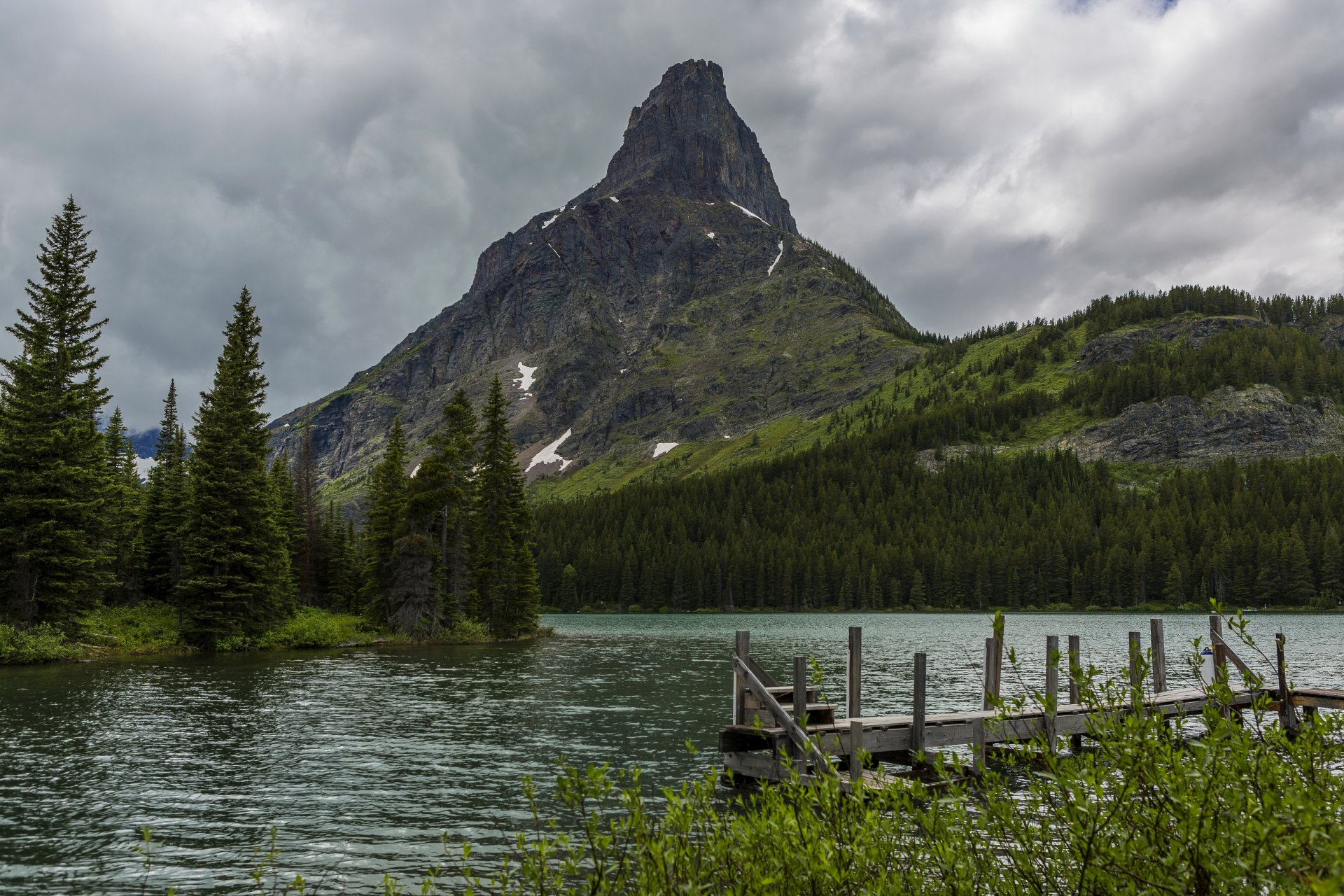 estados unidos glaciar montana montañas rocas río bosque árboles nubes