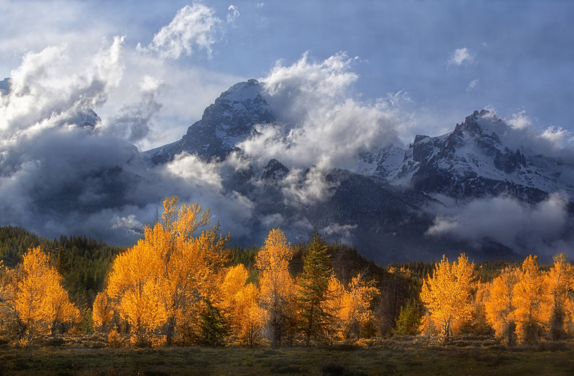 park narodowy grand teton wyoming góry skaliste grand teton góry chmury drzewa jesień