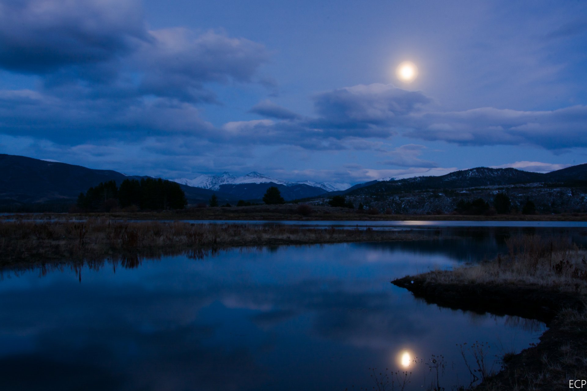 landschaft nacht heller mond scheint himmel wolken