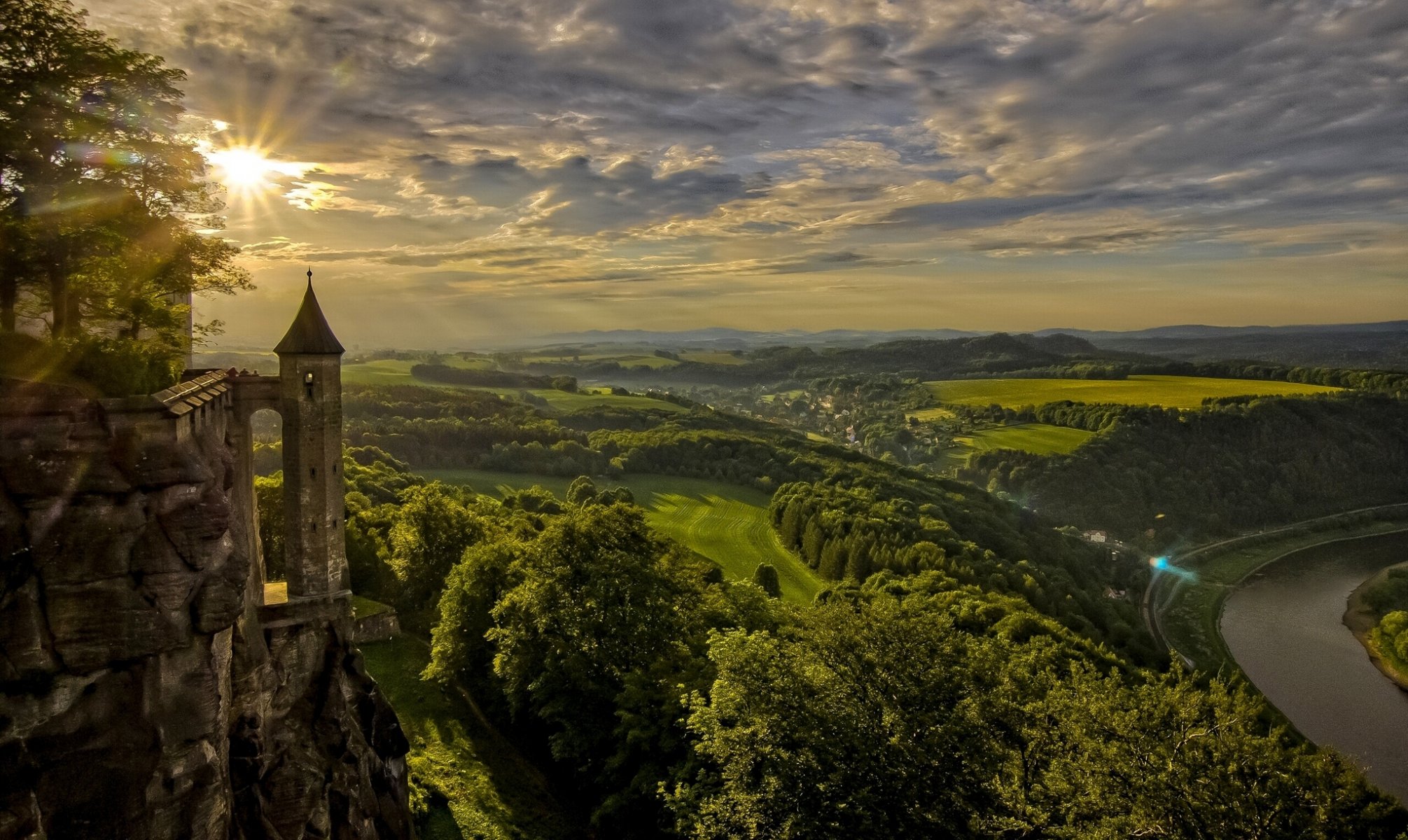 königstein sachsen deutschland königstein fortress elbe königstein festung königstein elbe sonnenuntergang felder fluss panorama