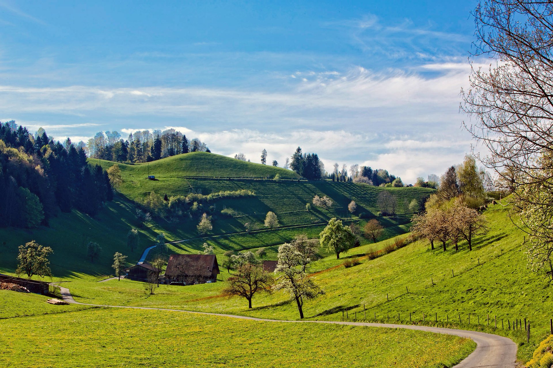 ciel nuages collines herbe arbres maison route