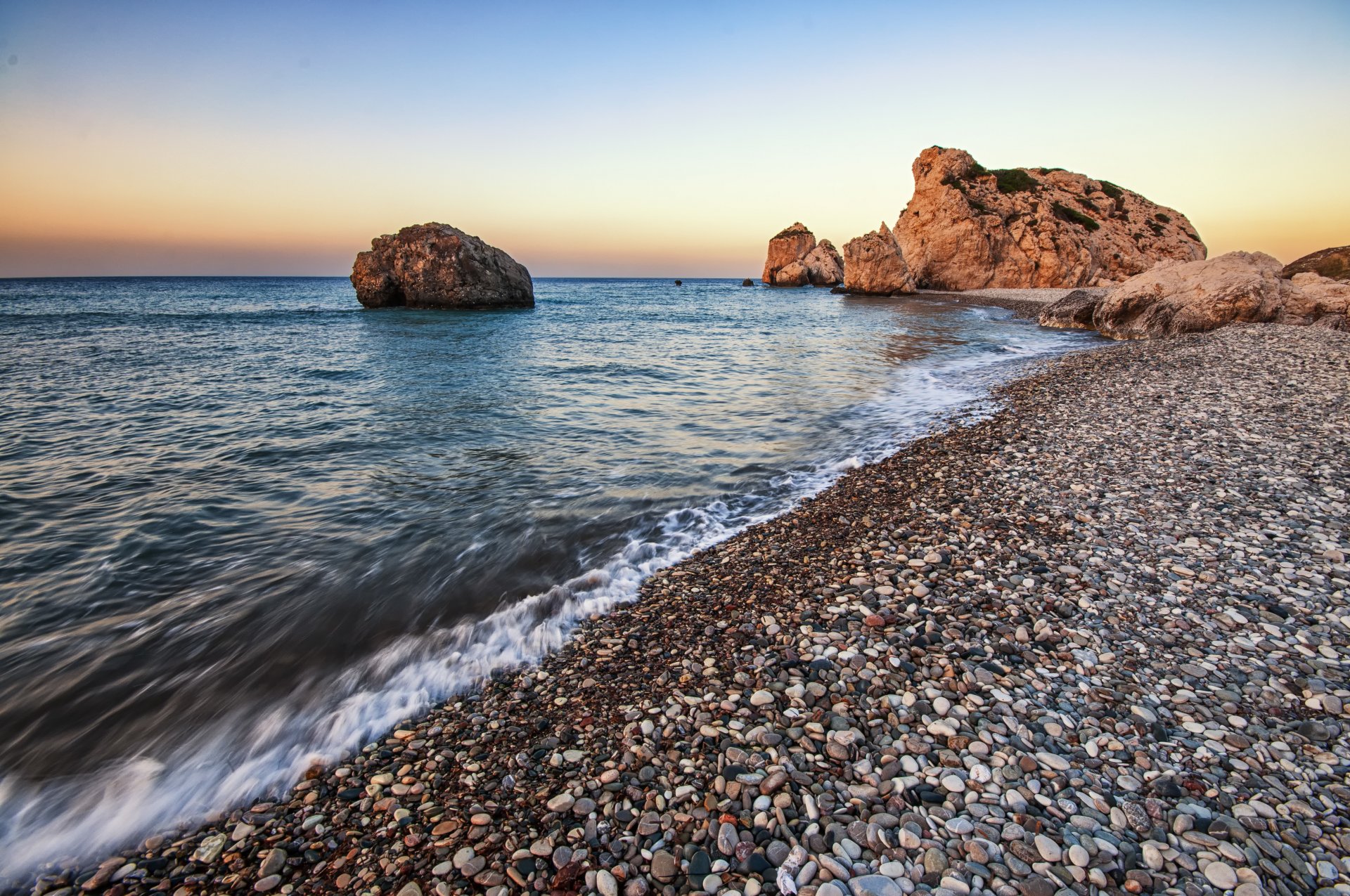 пейзаж море галька пляж скалы закат