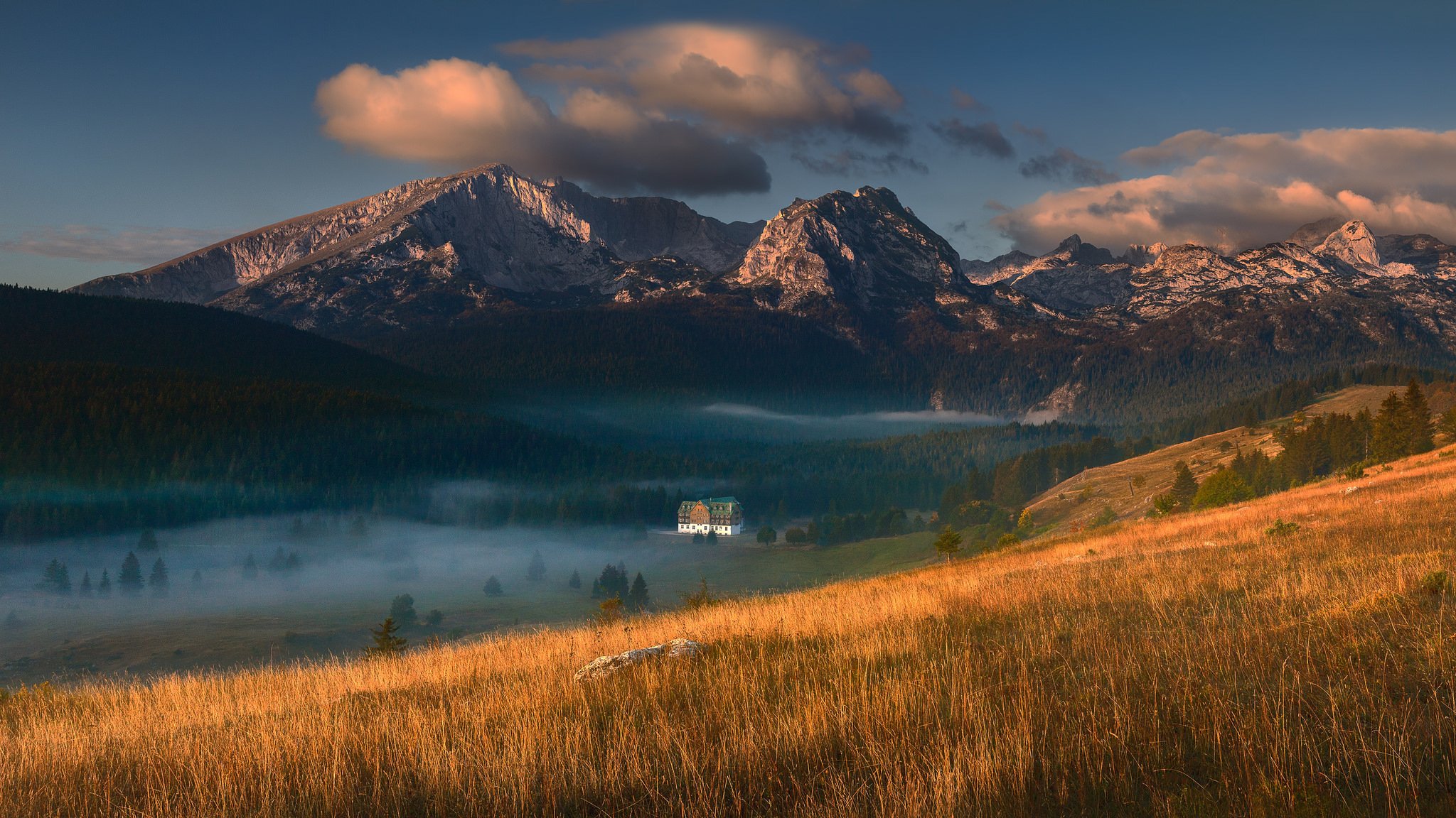 montagne nebbia casa