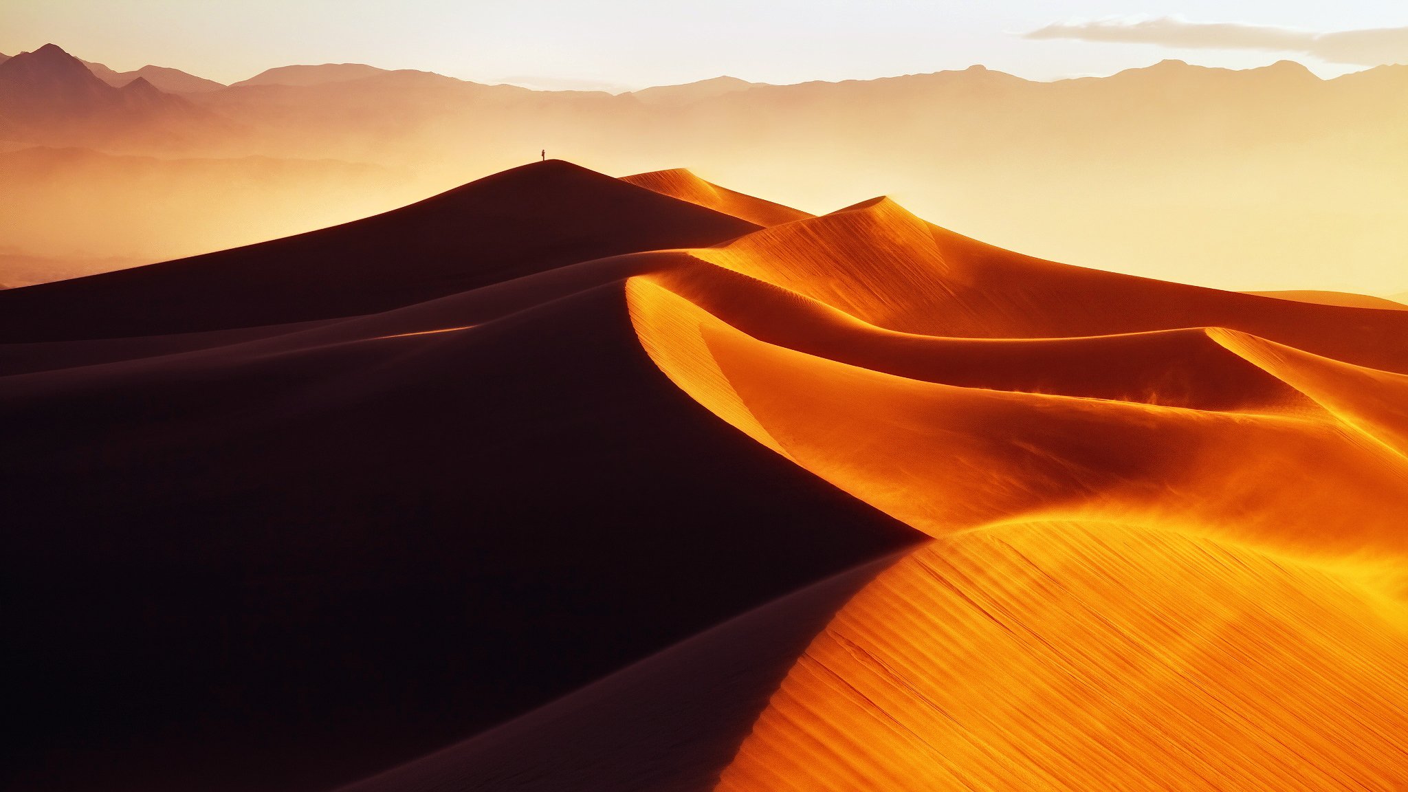 desierto mañana arenas doradas arena dunas barkhanes hombre luz