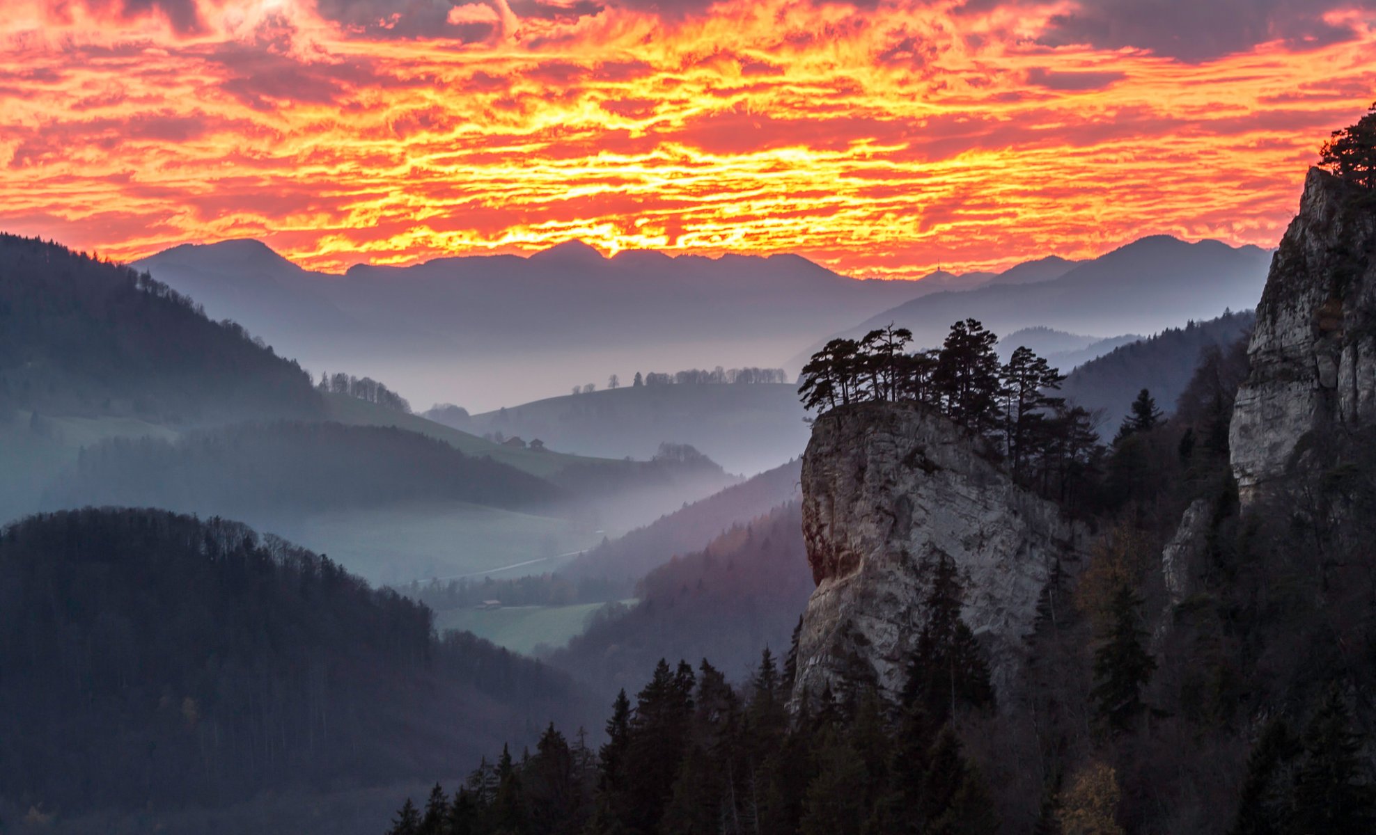 cielo nuvole bagliore montagne nebbia valle rocce alberi casa