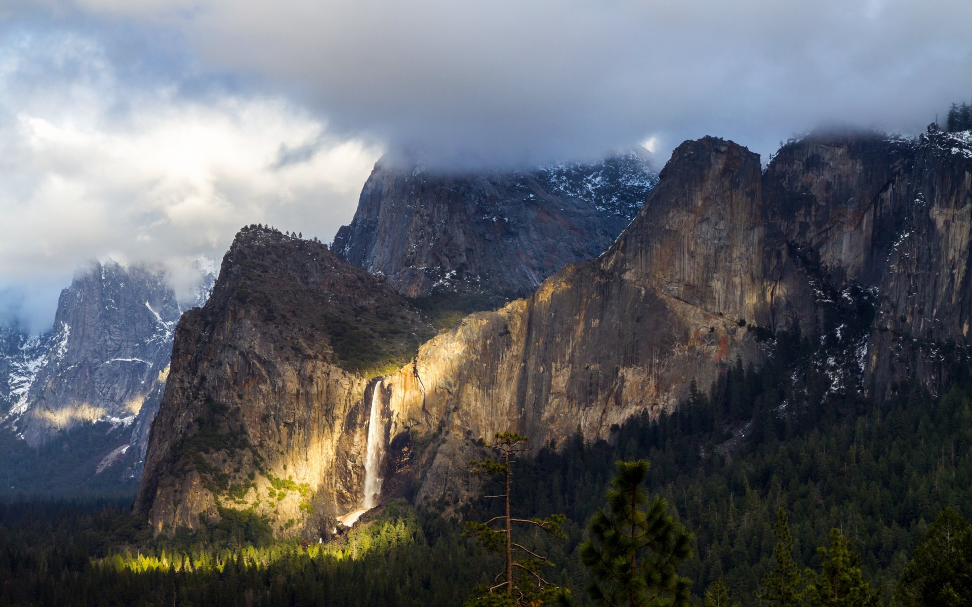 magisches licht berge landschaft