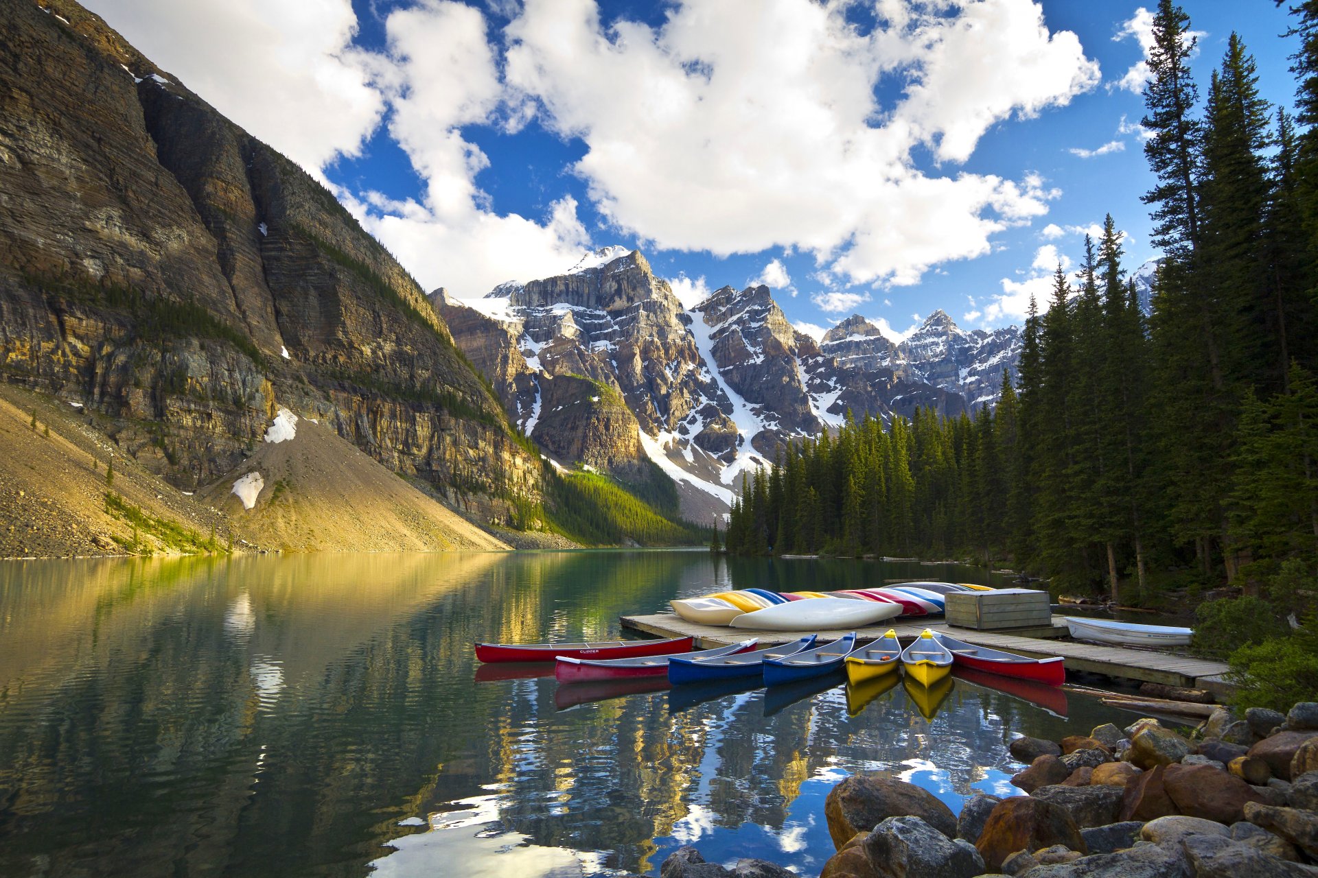 moraine parco nazionale di banff alberta canada valle dei dieci picchi lago moraine banff montagne lago molo barche canoe alberi riflessione