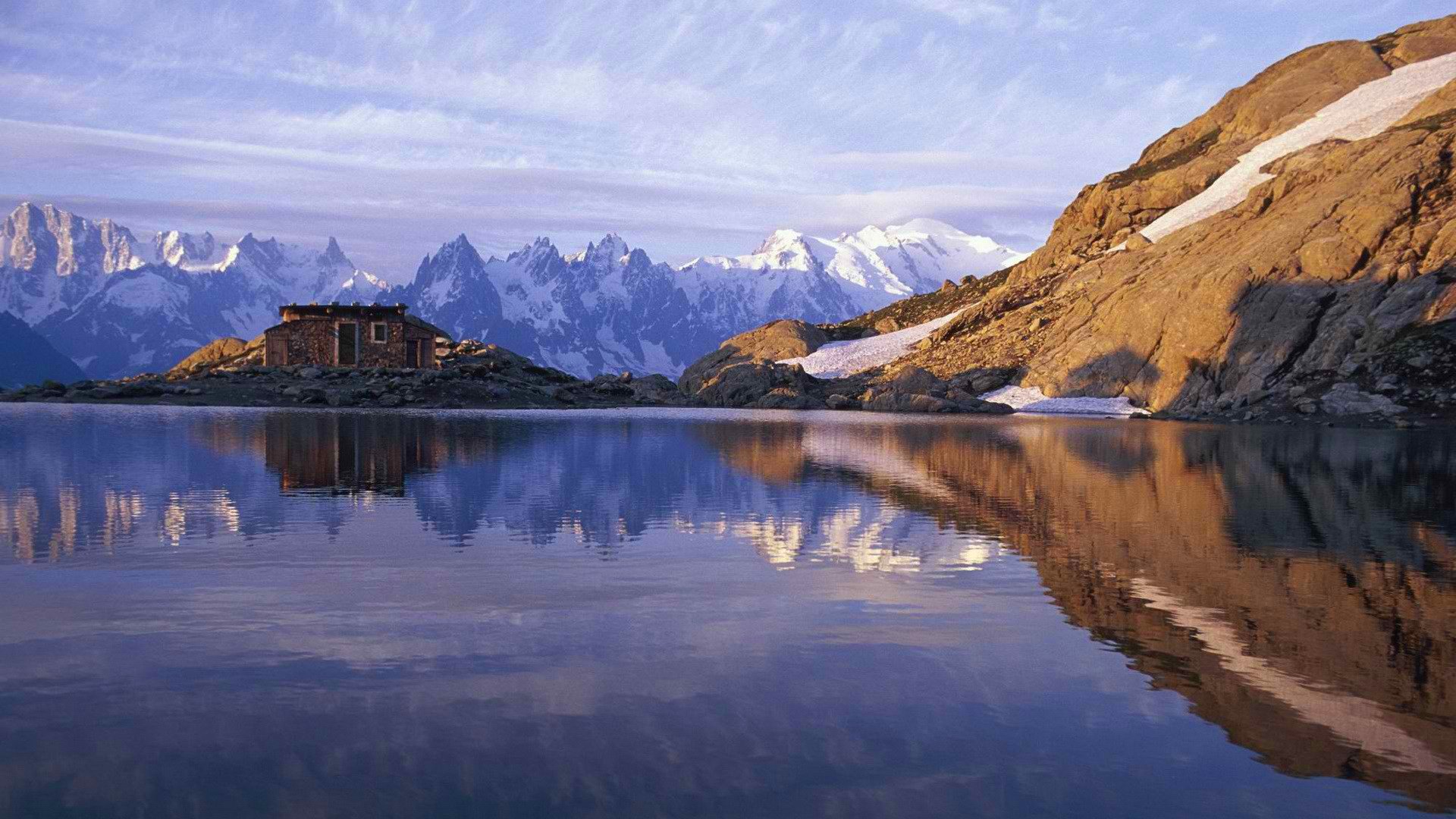 cielo nubes montañas lago reflexión cabaña