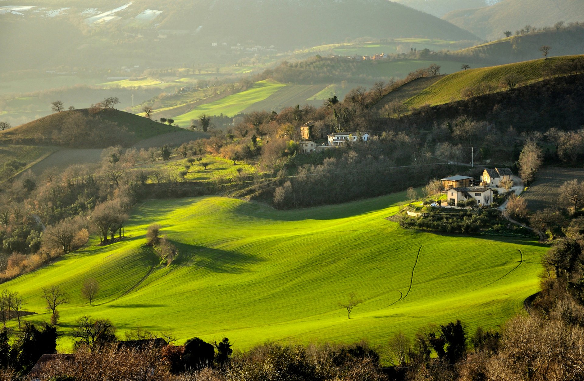 italia montañas colinas campos hierba árboles casas