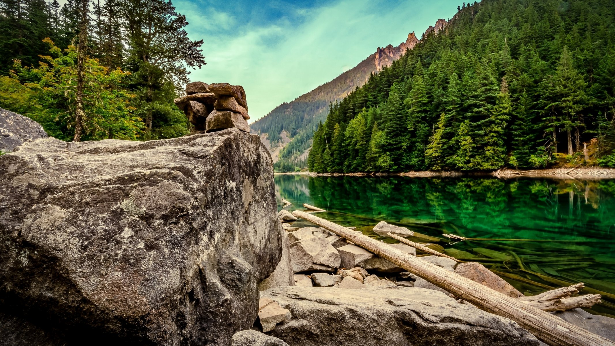 lindeman lake chilewack lake provincial park kolumbia brytyjska kanada lindeman lake jezioro skały głazy las