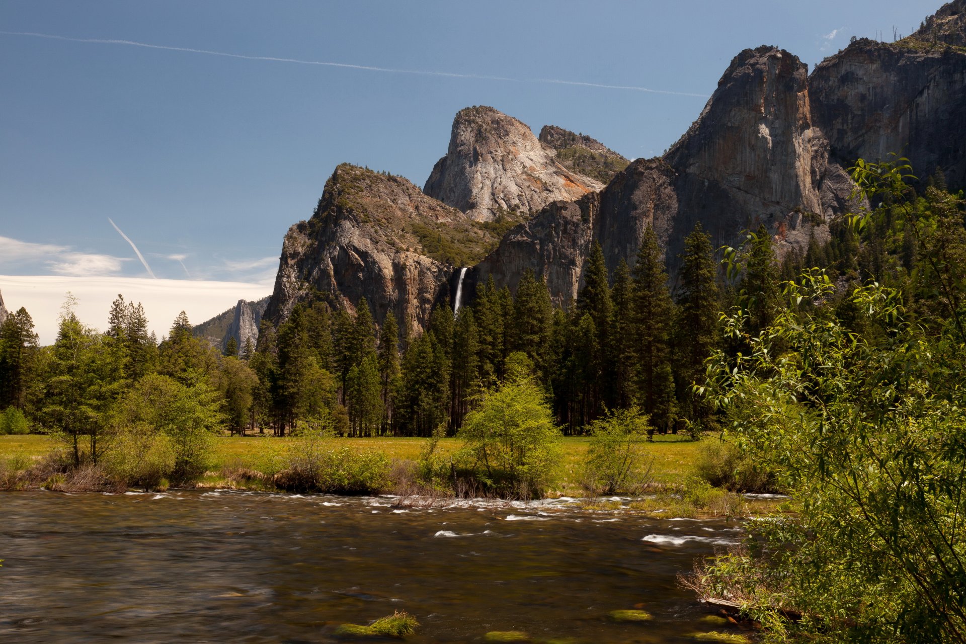 stany zjednoczone park narodowy yosemite kalifornia góry klify drzewa wodospad rzeka krzewy polana