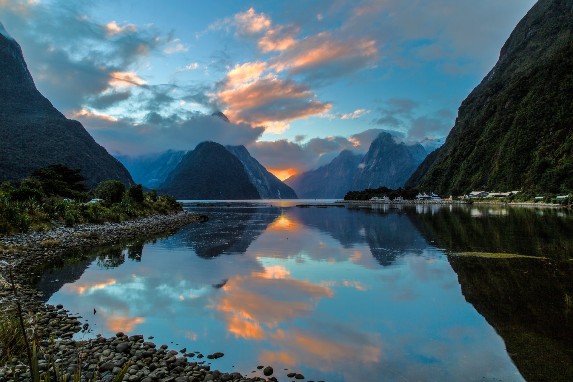 milford sound nouvelle-zélande fjord baie montagnes réflexion