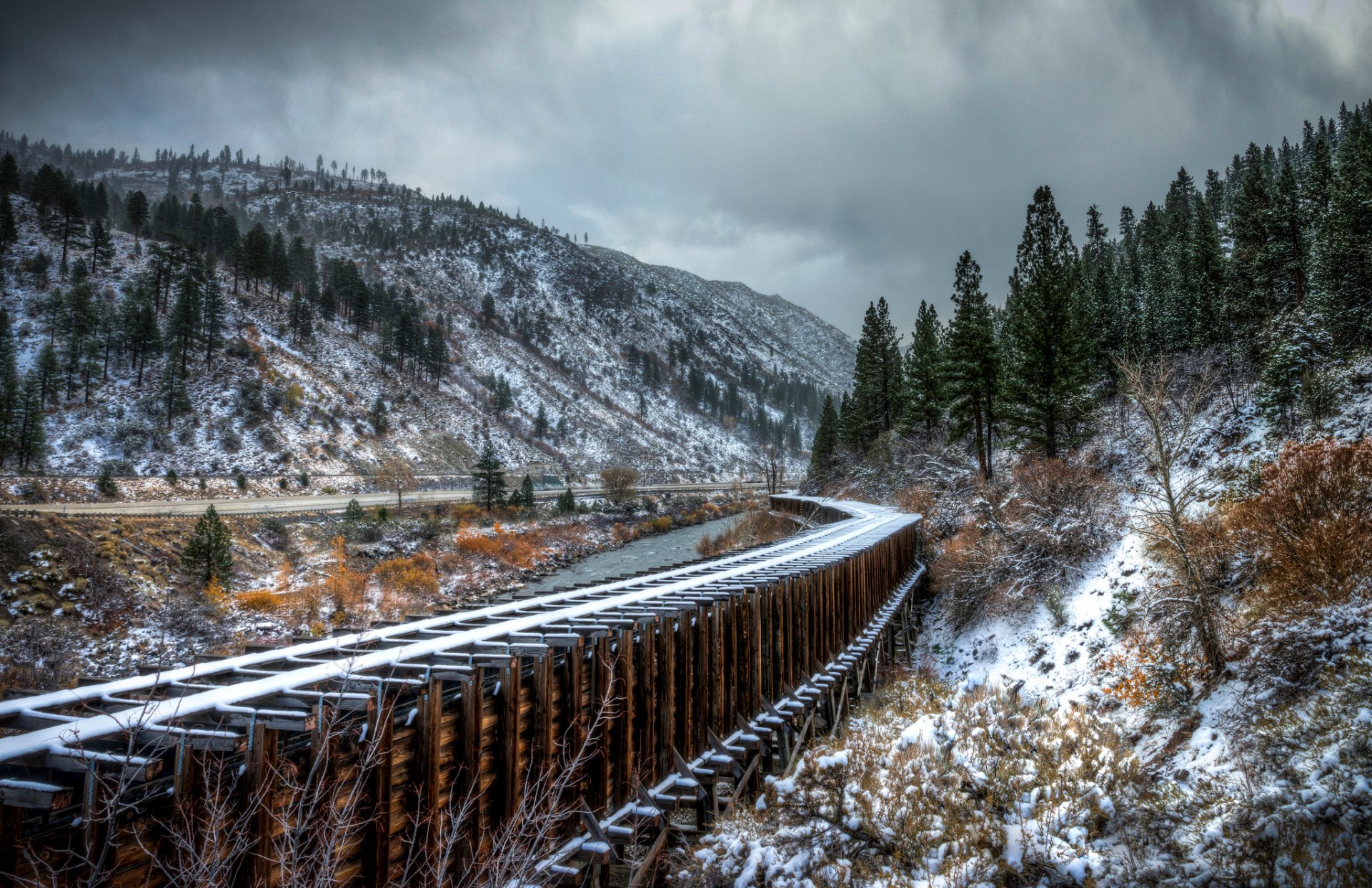 straße schienen herbst schnee bäume fluss berge