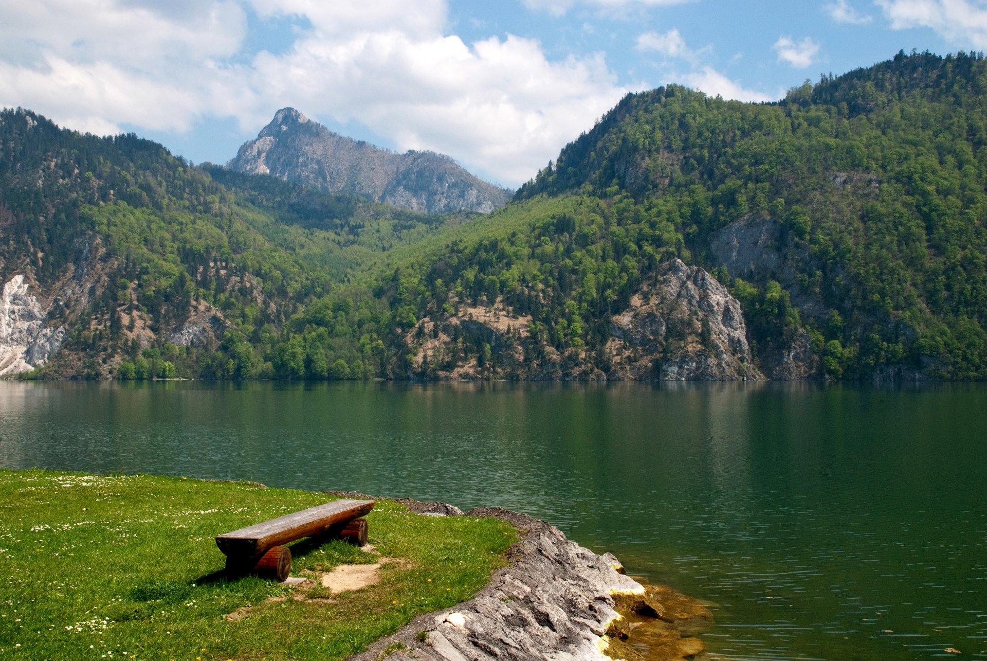 autriche traunsee lac montagnes forêt arbres nuages côte banc