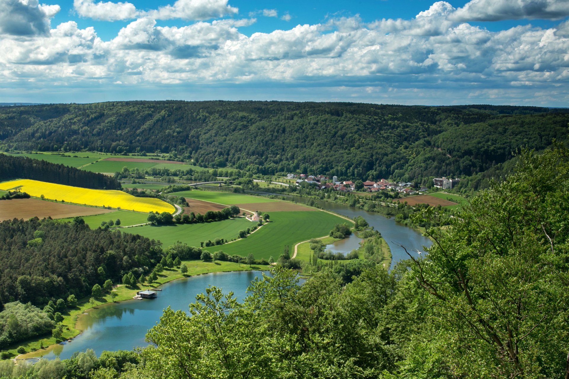 riedenburg bawaria niemcy rzeka pola lasy chmury panorama