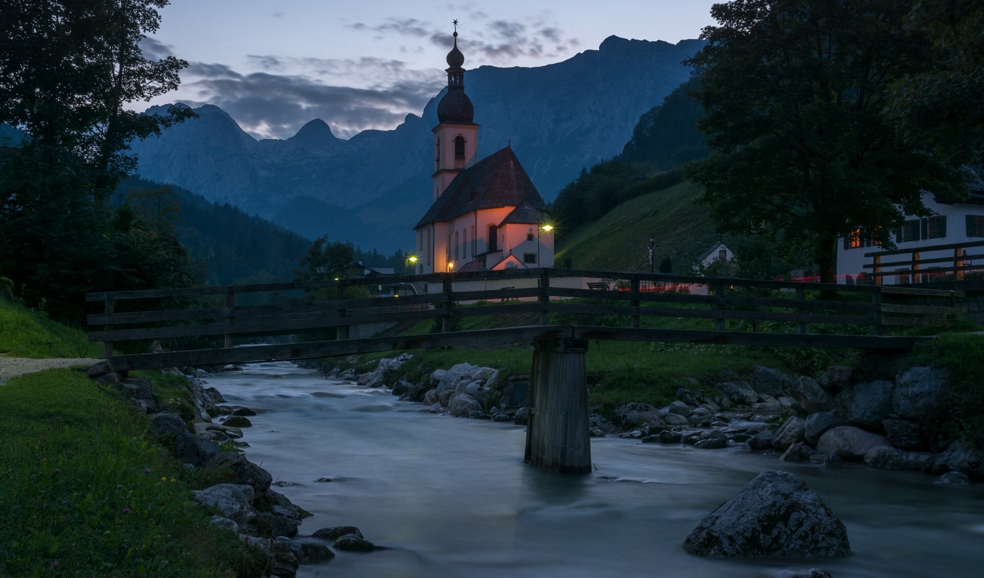 kirche st. sebastian ramsau bayern deutschland kirche fluss brücke berge