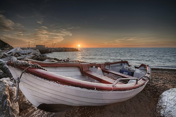 Barco en la orilla al atardecer