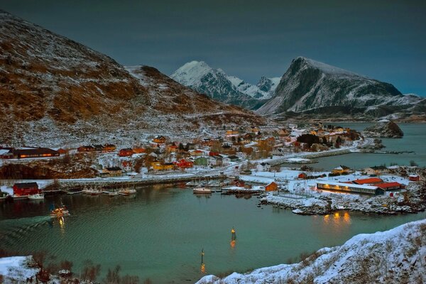 Vista de una bahía rodeada de fiordos en Noruega