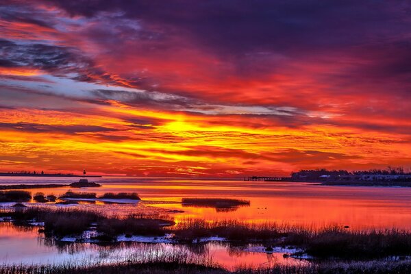 Coucher de soleil rouge dans le ciel