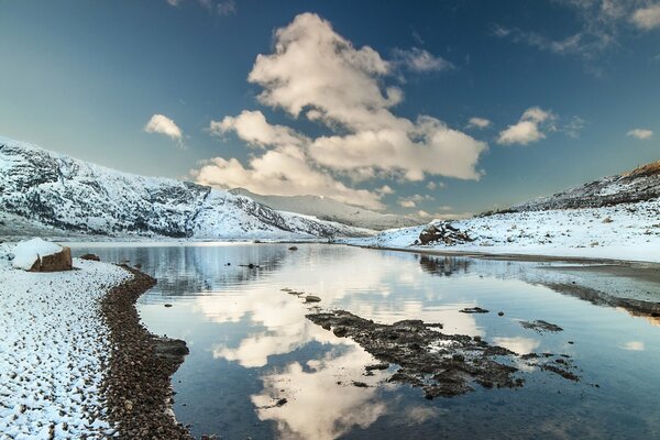 Hermosas montañas con nieve y río