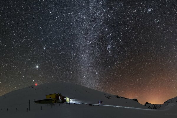 Ciel au-dessus de la station météo pendant la nuit en hiver