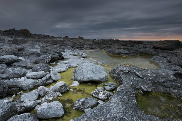 Piedras de mar al atardecer