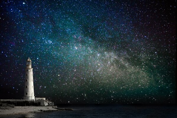 Costa. Faro. Cielo stellato