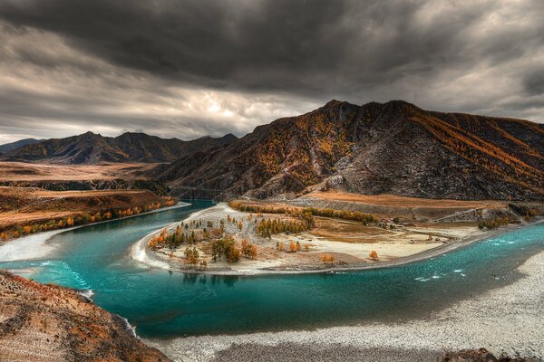 Die Altai-Berge und der Zusammenfluss von Flüssen