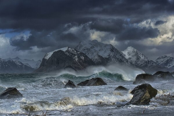 Tormenta en el mar de Noruega frente a las islas Lofonten