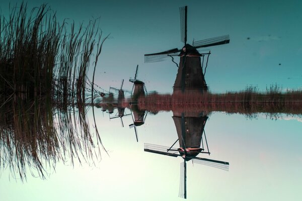 Réflexion des moulins dans l eau-pays-bas