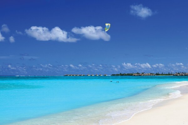 Dampfschiff über dem Blauen Meer und dem Strand