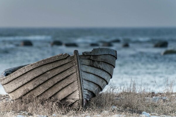 Altes Holzboot auf dem Hintergrund des Meeres