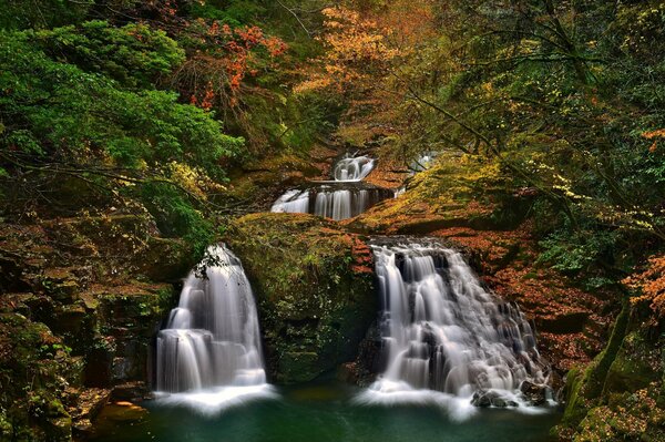 Akame shijuhachi-Taki, una cascada en Japón