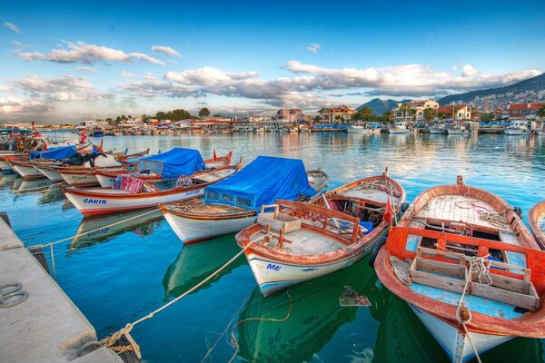 Muelle con barcos en la bahía de la ciudad