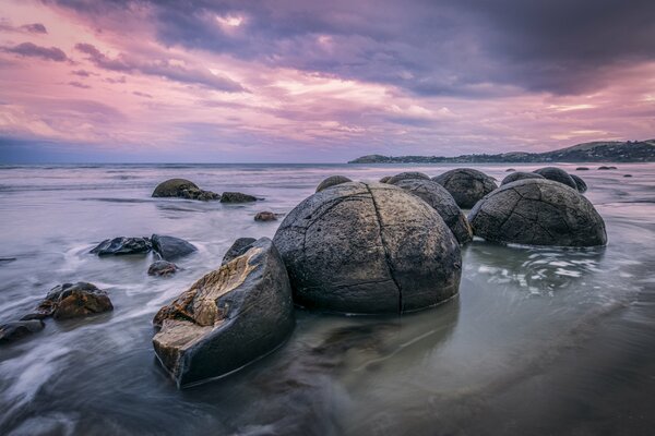 Plaża wśród górskich kamieni