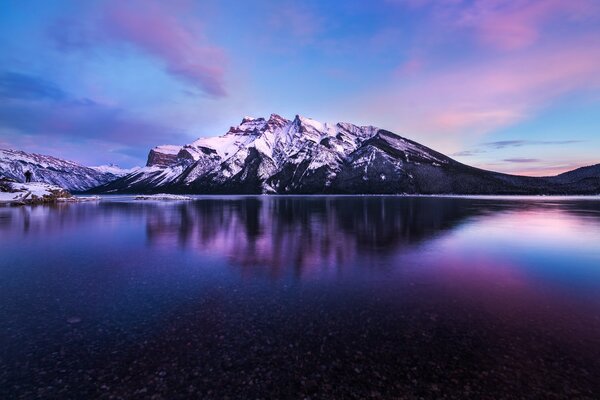 Montagna innevata sopra il lago lilla