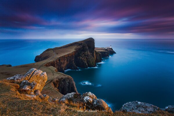 Skye Island vor dem Hintergrund des Schattenhimmels