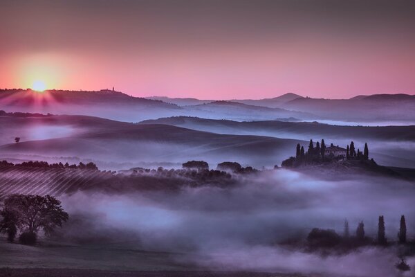 Niebla en Italia sol campo casa