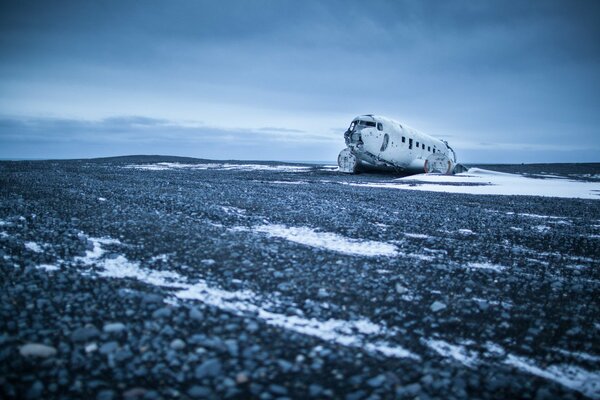 Aereo solitario nel campo, sopra le nuvole vuoto solitario