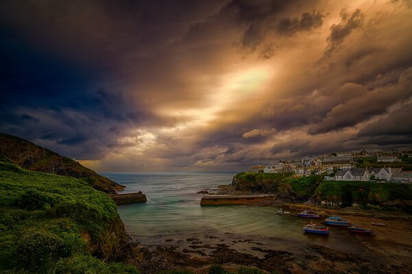 Port Isaac i przerażające niebo