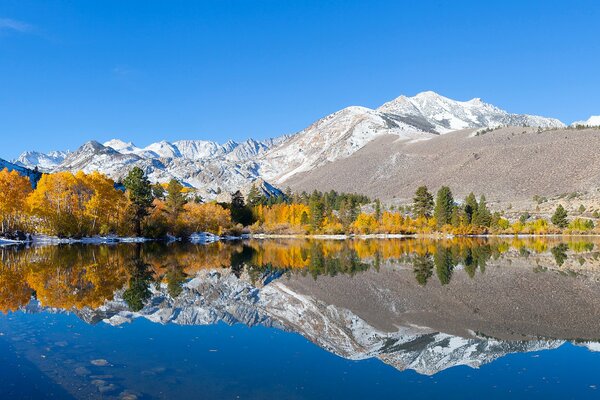 An indescribable combination of lake and mountains