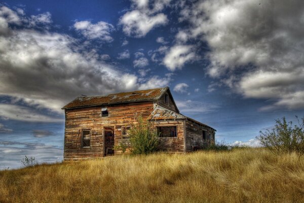 Ein Haus , das auf einem Feld steht 